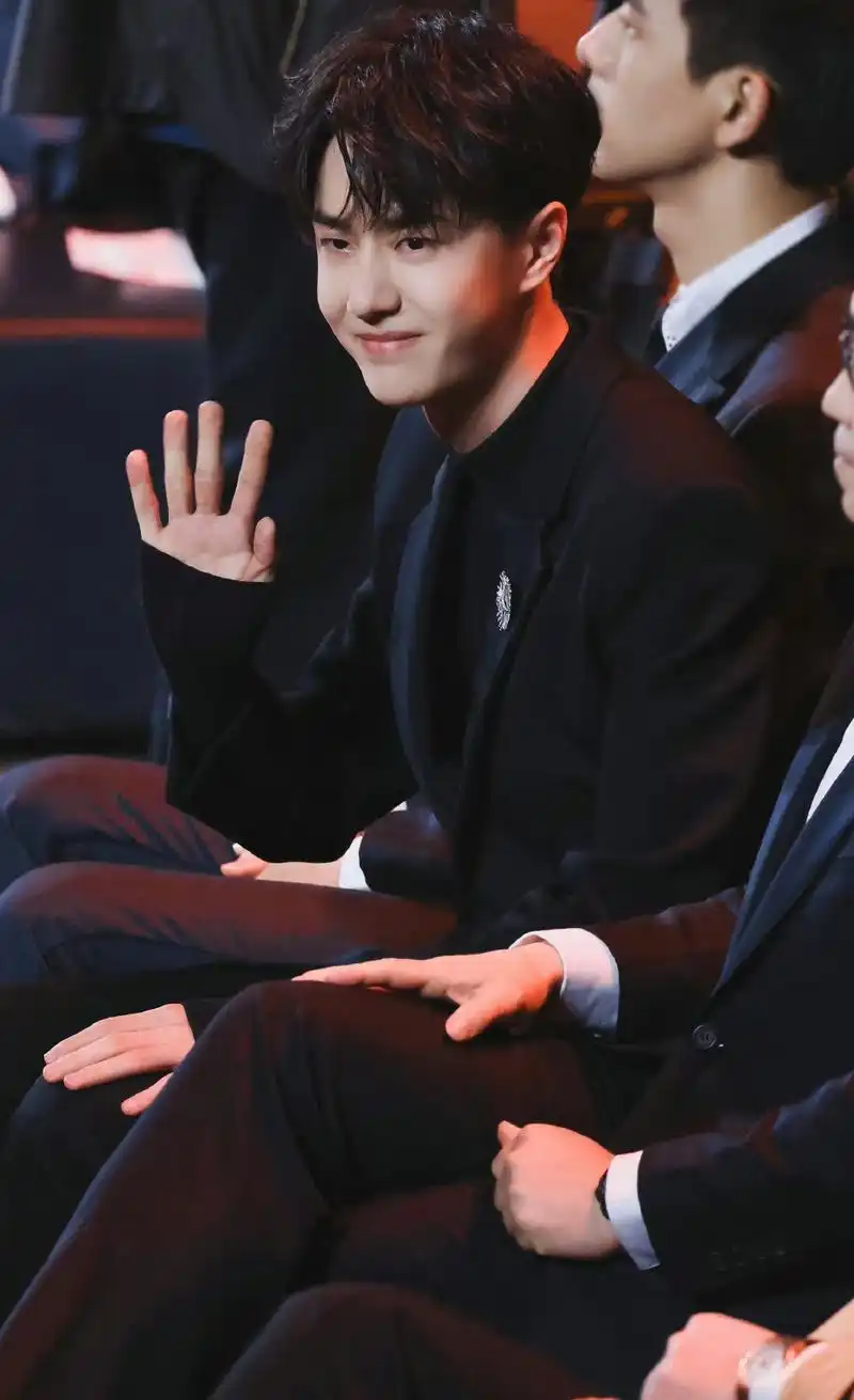 王一博微博之夜内场神图频出,戴手套原因曝光引粉丝心疼