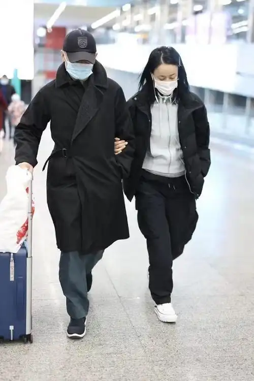 也是以舒适保暖为主,风格上较为不考究,这次那英和丈夫走机场的照片被