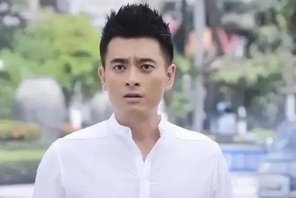 陈龙:曾是胶水厂工人,闪婚小10岁章龄之,走红后对妻子