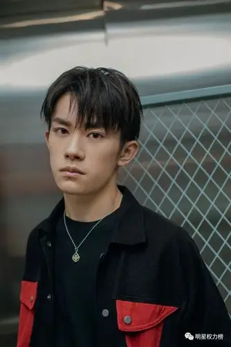 迪丽热巴丸子头俏皮灵动 易烊千玺活动造型休闲时尚 陈立农杂志大片