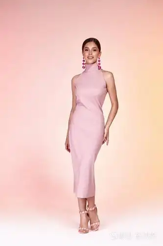 漂亮的性感优雅的女人皮肤棕褐色身体时尚模特魅力的姿势穿长光丝绸