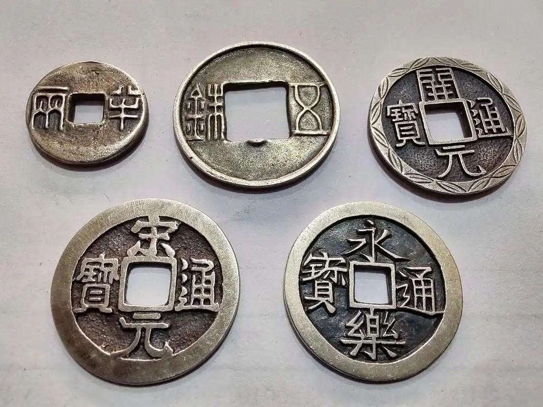 纯银大五帝钱 五帝钱,指五枚圆形方孔的铜钱币,古铜钱按"外圆 - 抖音
