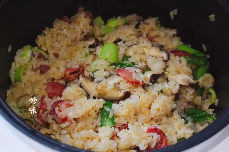 只需一个电饭锅,腊味煲仔饭轻松就搞定,快捷又美味,周末就吃它