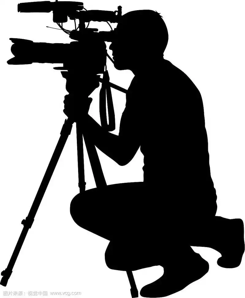 摄影师用摄像机在白色上拍摄剪影