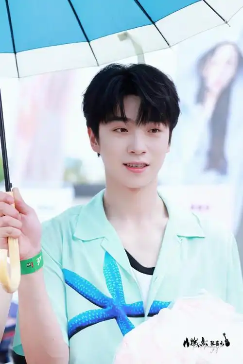 张嘉元给吉娜爱丽丝撑伞##张嘉元薄荷绿短袖路透