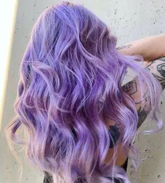 炫亮的发色让人面前一亮,冷调的紫色,酷炫的荧光绿,暖调的珊瑚粉,每