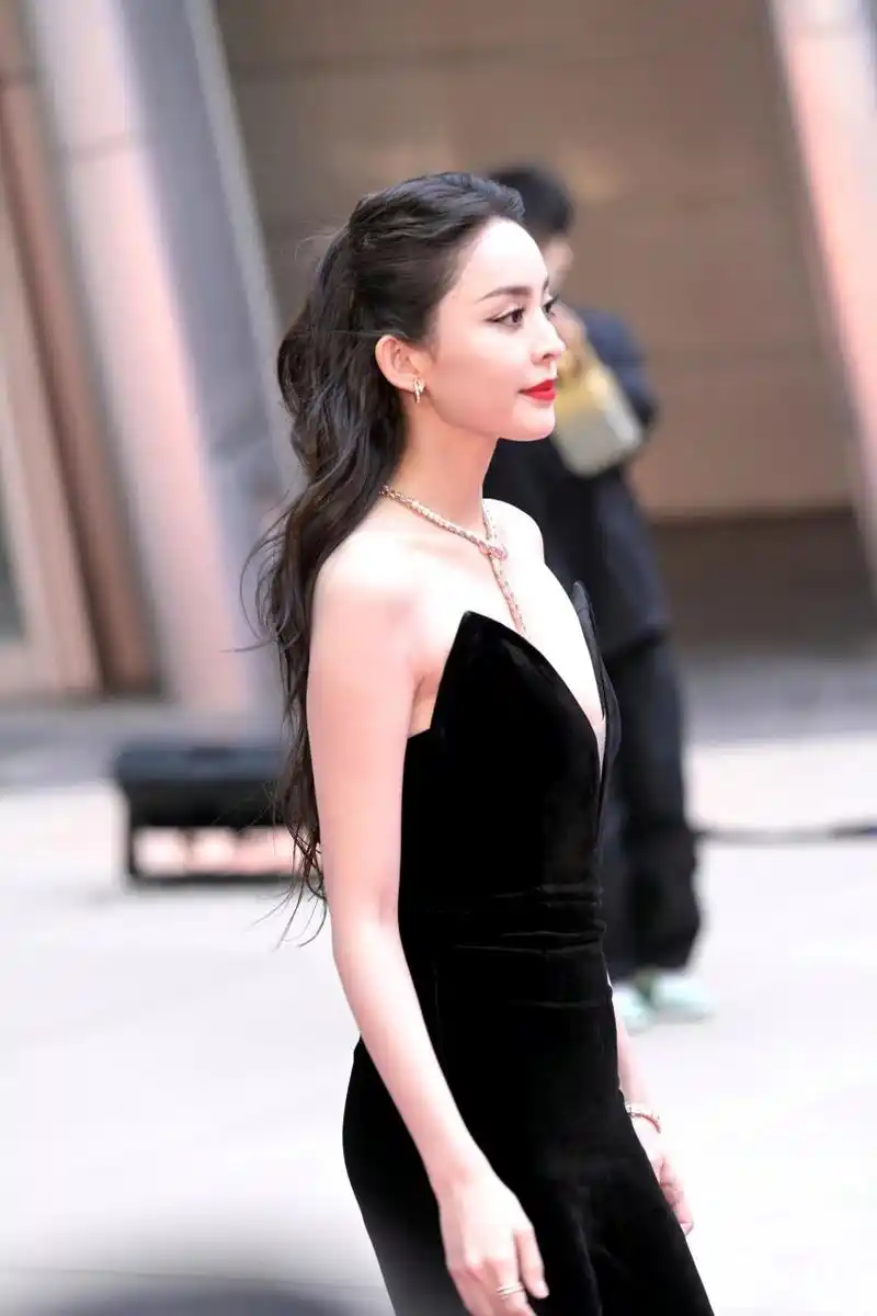 古力娜扎穿黑色礼服裙,出席活动时,特别显大气温柔.