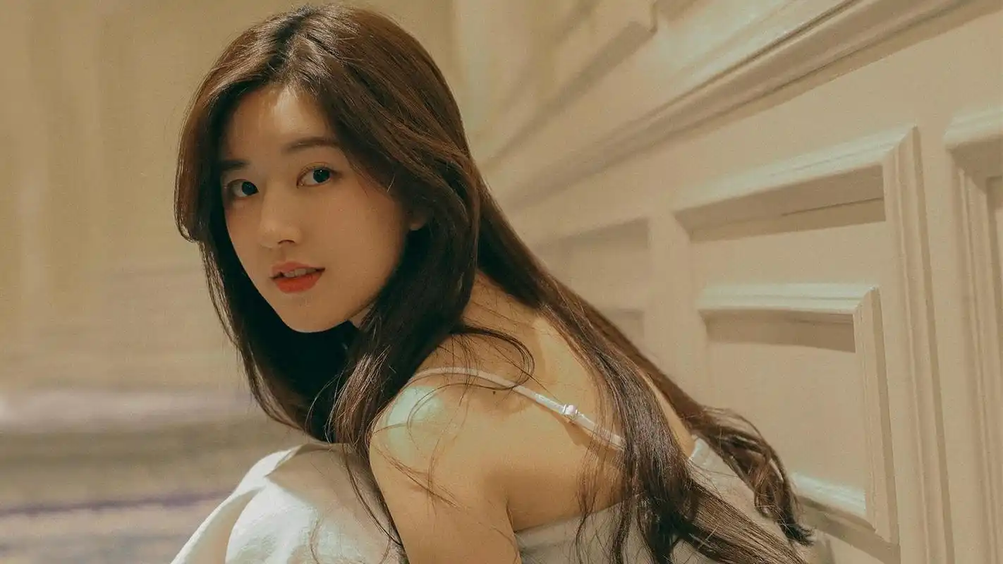 电脑壁纸 明星 大陆明星 元气少女赵露思白色礼服可爱写真