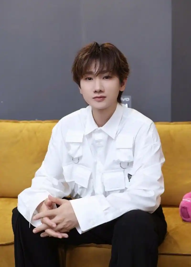 而令人惊讶的是,在抽签环节,汪苏泷又抽到了"大众金曲",要知道他上次