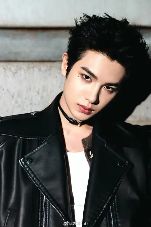 黄明昊眼角点泪痣#丨#黄明昊新ep一人之众#帅哥就应该怼脸拍!