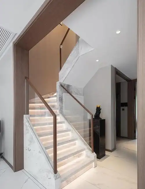 带花园的两层小洋房中性色调的现代简约风楼梯和电视墙很大气