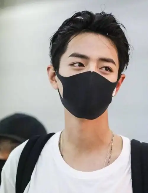 肖战挑战"大背头",却被"神仙锁骨"抢镜,网友:也太a了吧