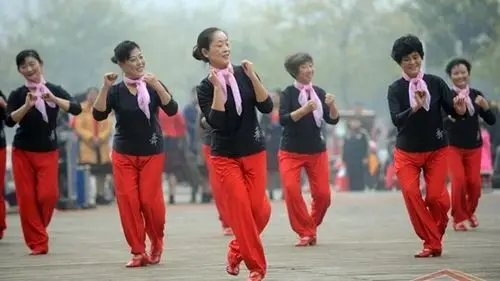 盘点广场舞大妈斗争手段扎车胎围攻城管