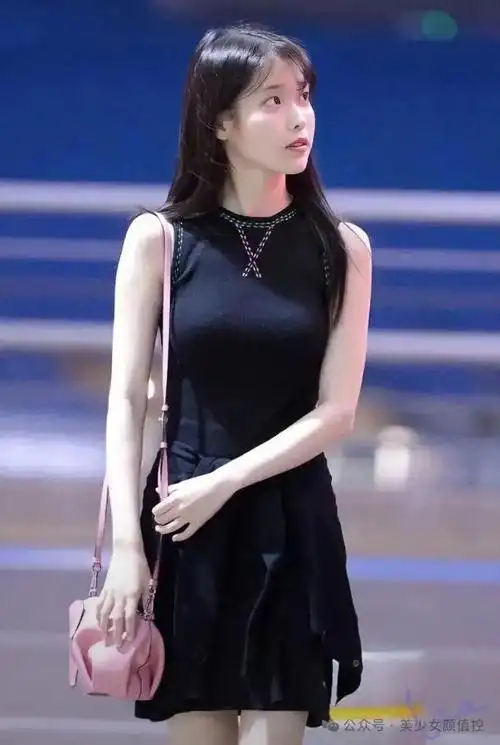 美少女颜值控iu李知恩黑色系列包臂裙气质写真