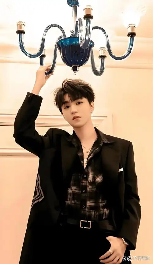 王俊凯已从当初的青涩小孩成长为娱乐圈的帅气少年