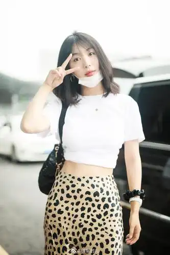 李菲儿今日机场新造型,白色t搭配豹纹长裙大秀身材