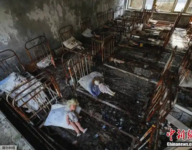 个废弃的幼儿园内,有好事游客将玩偶放在锈迹斑斑的床上,画面荒凉恐怖