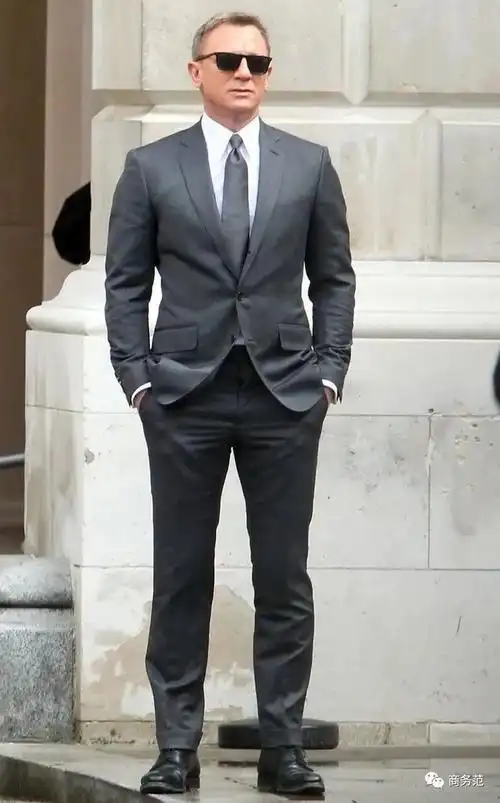 长相普通的男人穿好西装一秒变男神