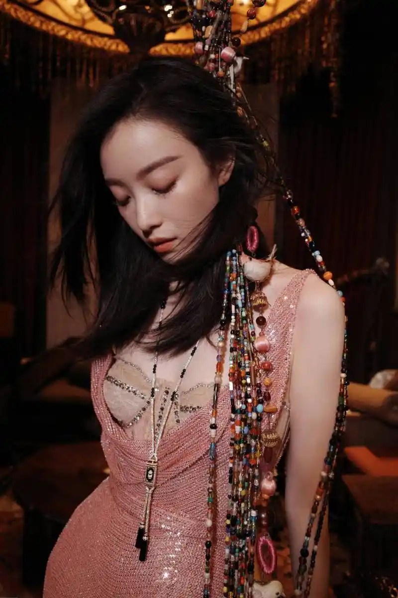 突然发现倪妮与王珞丹有些相似点,优雅大气令人陶醉……[滑稽][心]