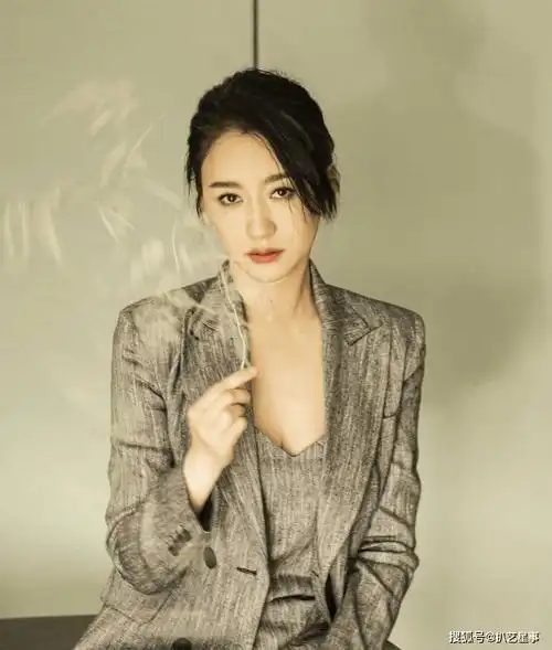 李小冉,别再只盯着她的胸,她的人生很精彩