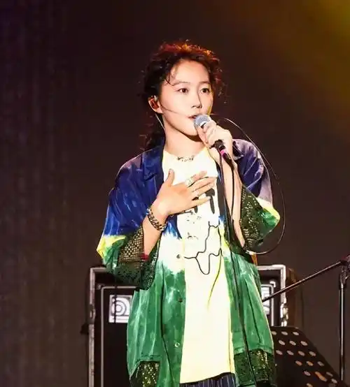 窦靖童终于换风格,烫羊毛卷配扎染衬衫又美又飒,气质不羁太像爸_造型