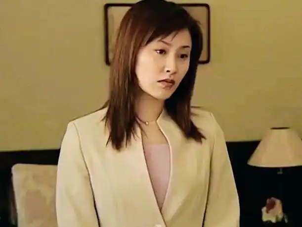 何眉是钟跃民在正荣集团工作时的秘书.