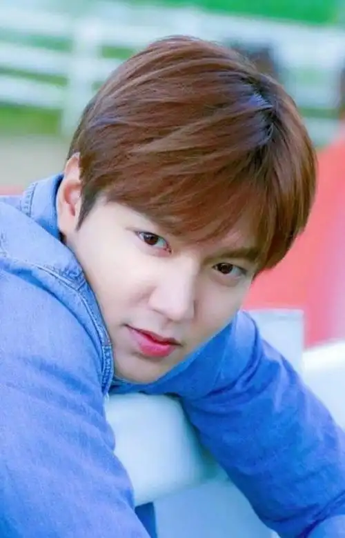 李敏镐退伍归来人气不减,现身办理手续,身穿黑色西装帅气十足