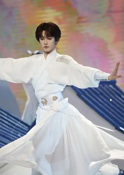 江苏卫视春晚彩排生图#@刘宇yu_惊喜掉落~一身书生气质满满的汉服造型