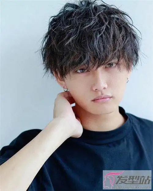 别看纹理烫很洋气软萌的样子,它打理细节上可讲究了,别一不小心头发就