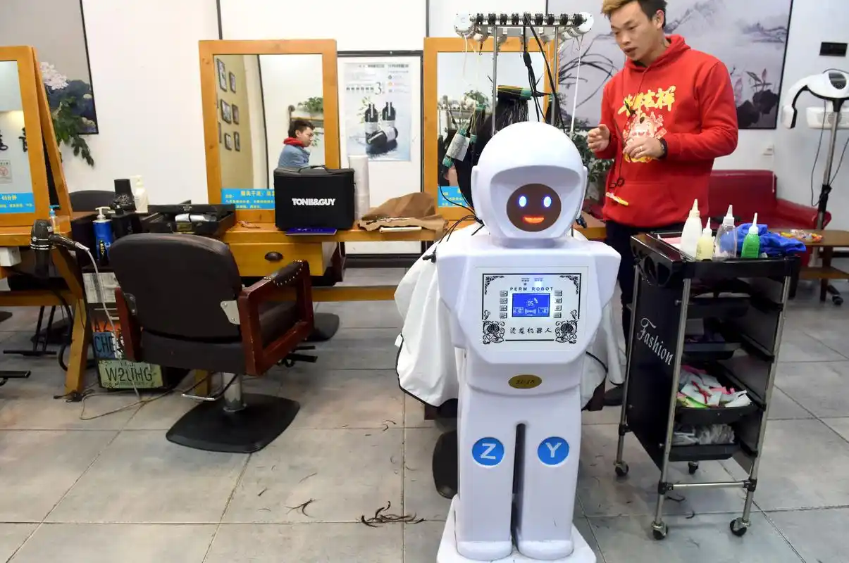 秀洲一理发店里来了烫发机器人