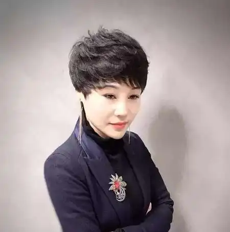 因为超短发发型的长度较短,只能选择定位烫的方式,烫出纹理感的微卷