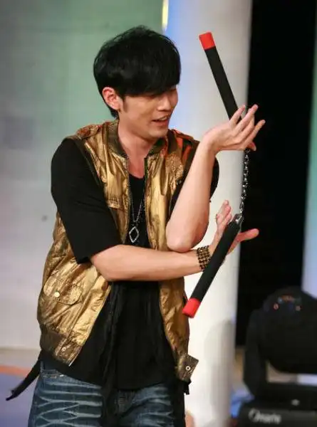 周董双节棍被扣 周杰伦去澳洲演出携带道具双节棍被当作武器扣留