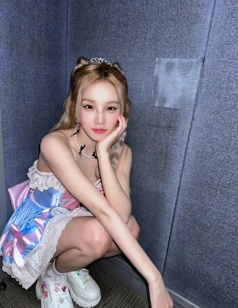 宋雨琦# 一袭芭芘公主抹胸裙,清纯甜美的脸蛋儿,白皙水嫩的肌肤,丰满