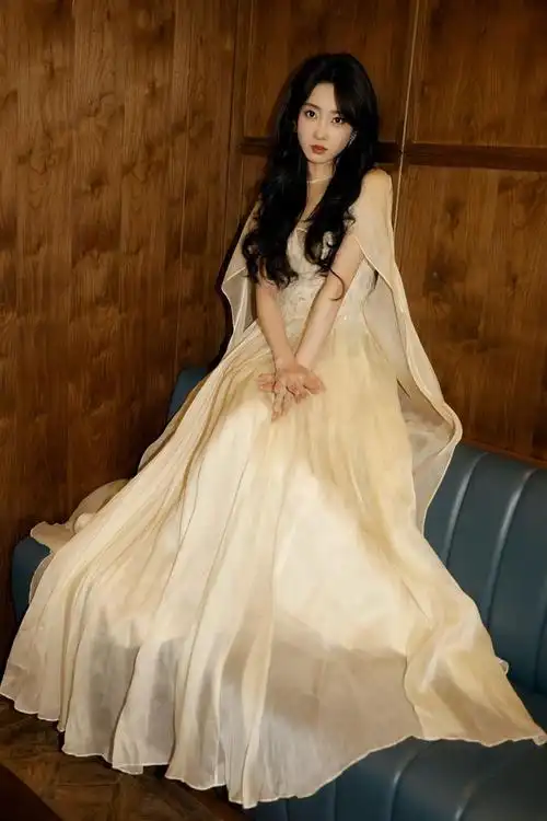 宣璐薄纱长裙优雅时尚写真大片曝光,照片中的她身穿一袭白色薄纱长裙
