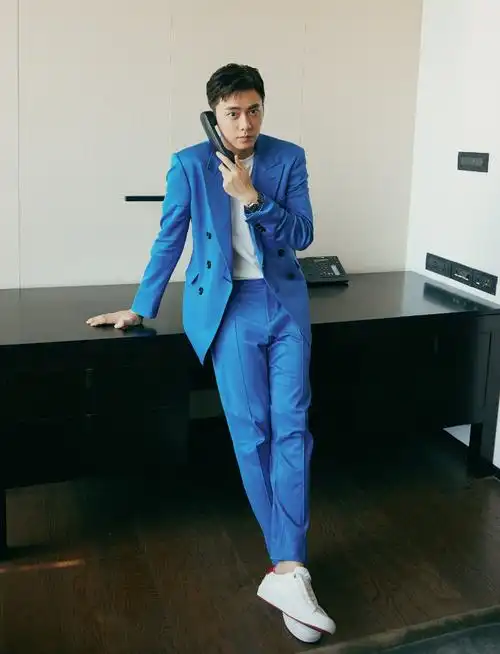 李易峰蓝色双排扣西装帅气写真14