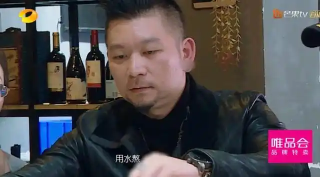 老梁紧张到一直看手机,搓手手,直到王鸥提起往回,他才打开话匣.