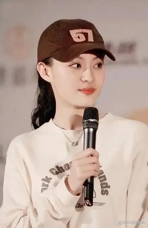 近年来,孙俪以其天生丽质和独特魅力成为公众关注的焦点.