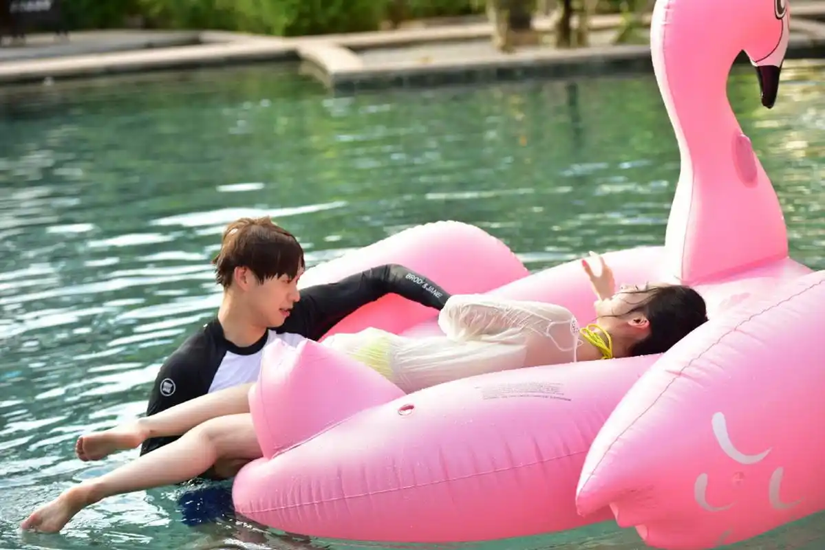 李沁 魏大勋《我们相爱吧》泳池戏水剧照#给魏大勋吹头发的是李沁