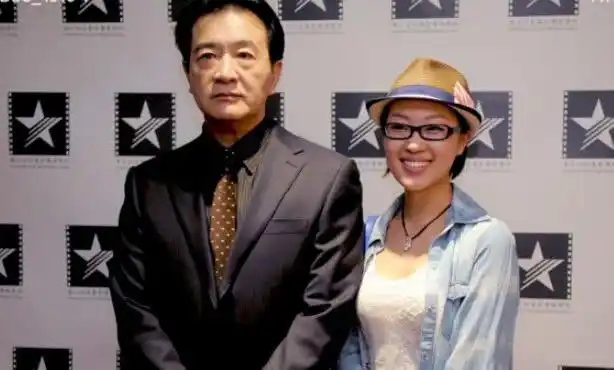 经过这件事情,周里京受了很大的刺激,自己的演艺事业也中断了,在他