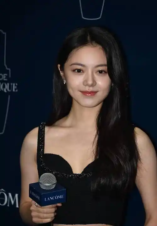 赵今麦出席兰蔻夏日先锋活动,穿出魔鬼身材,天使面孔,让人着迷!