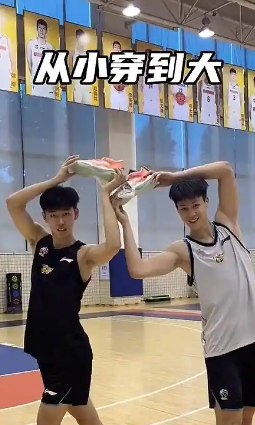 本赛季,他快速融入球队氛围,并与胡明轩在场外建立了良好关系.