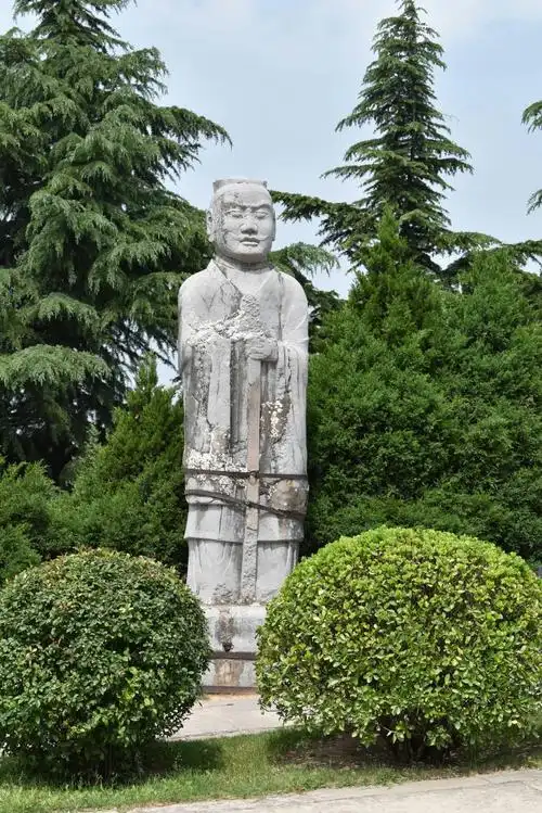 我们很快出来乘坐游览车奔向最后一个景点 __ 乾陵 武则天的无字碑