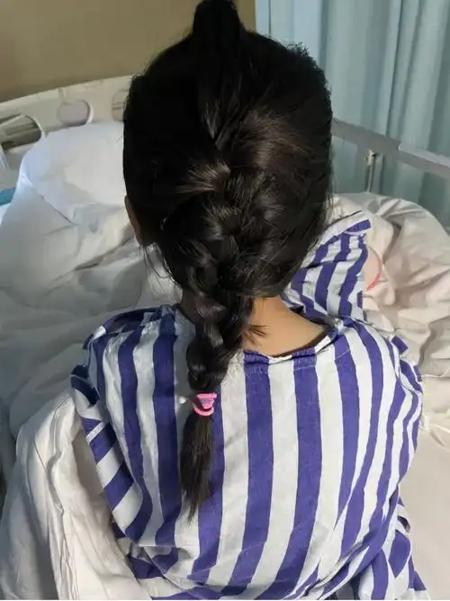 一一患有严重的先天性右肾发育不良和输尿管畸形.