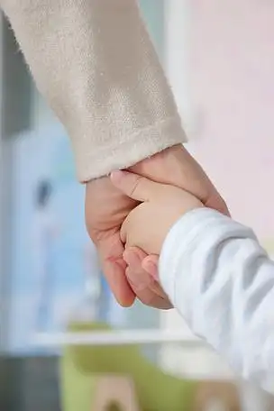 母亲孩子牵手亲情温暖留白海报人物背景