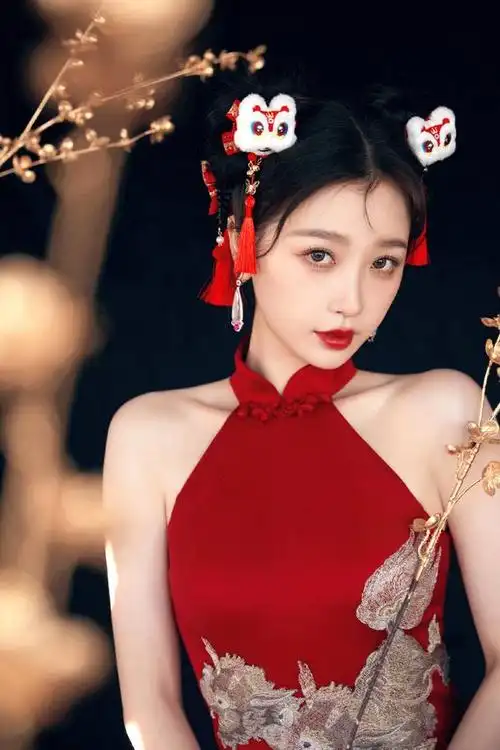 虞书欣真敢穿,穿露肩开叉旗袍秀曲线玲珑身材,双手举高可爱性感