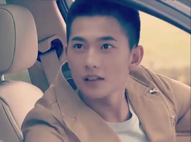 杨洋,吼住平头的男人