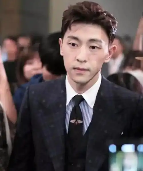 邓伦出席典礼照曝光眼袋和法令纹明显颜值下降了好多