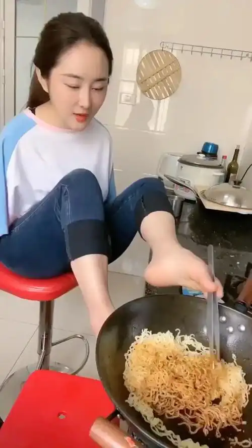 别嫌弃,我只能用脚吃饭