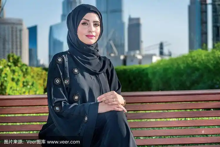 中东地区的业务.阿拉伯女商人戴着头巾坐在