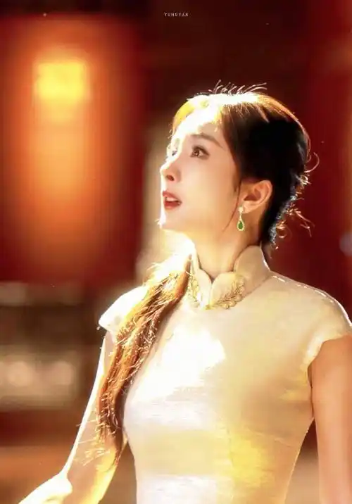 杨幂新中式穿搭又出圈了,珠光白旗袍,中式挽发,温婉优雅